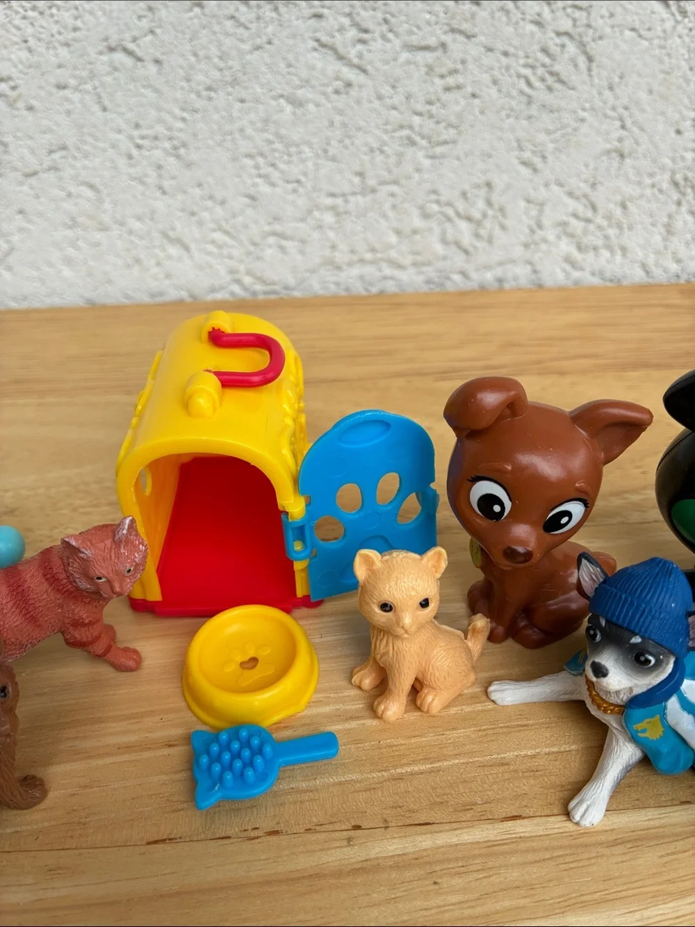 Cats and dogs and stuff! Lot of 17 small plastic!